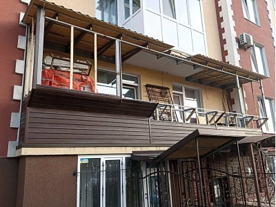 Балкон з виносом по перилах та перекриттям даху
